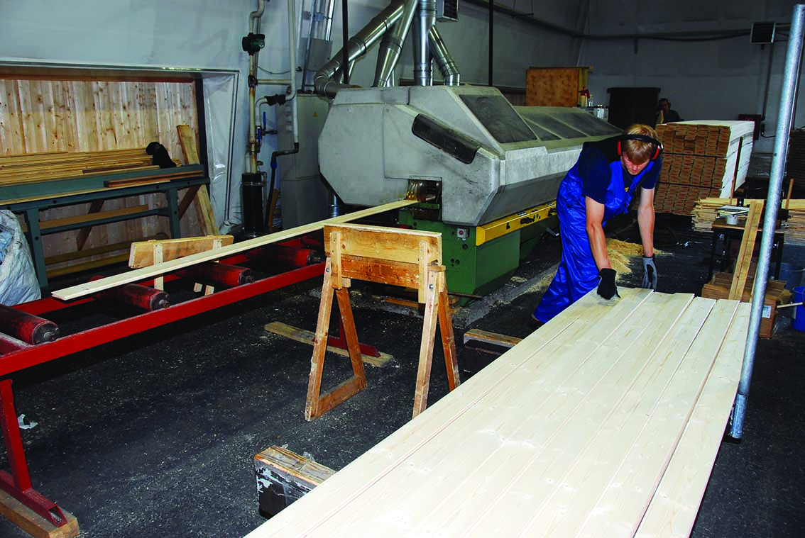 Pracownik na taśmie produkcyjnej